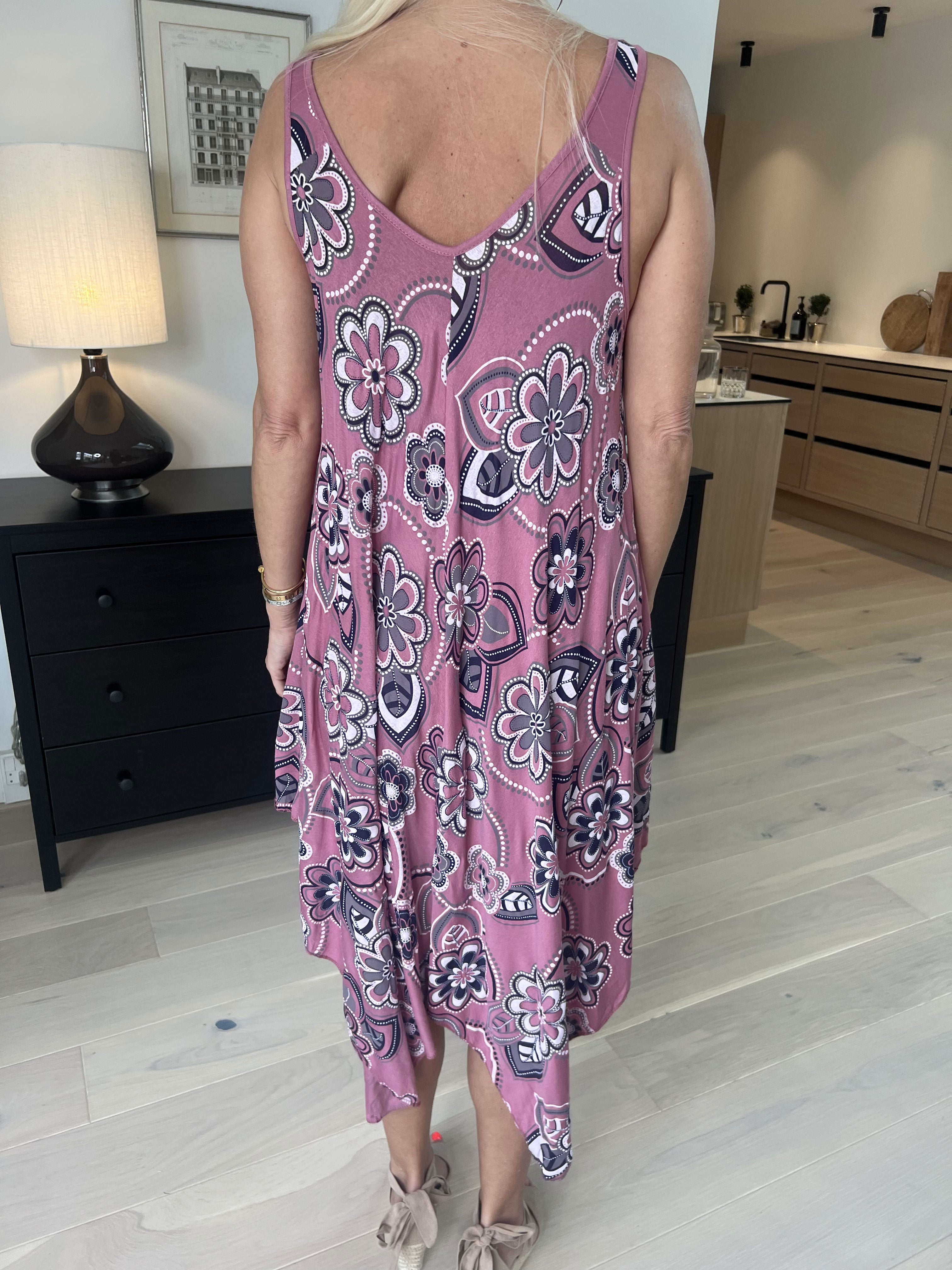 Veronica Flower - Sommerkjole med blomsterprint og brede stropper